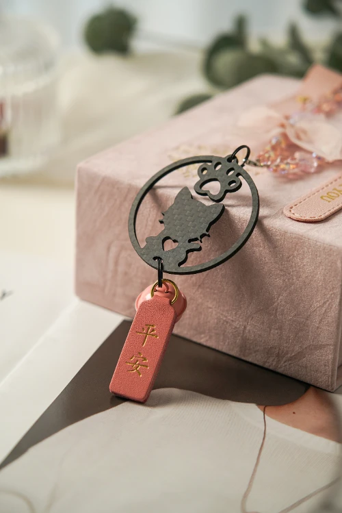 Give Boyfriend Girlfriend Cute Cat High-end Carbon Fiber Peace&love Keychain Mobile Phone Pendant