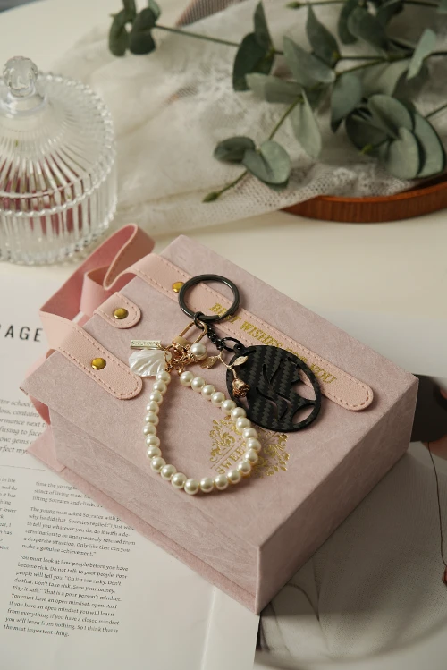 Rose Story Girlfriend Girl Best Friend Gift Box Mother's Day Gift Girl Portrait Yellow Rose High Quality Carbon Fiber KeyChain With Pearl Bracelet